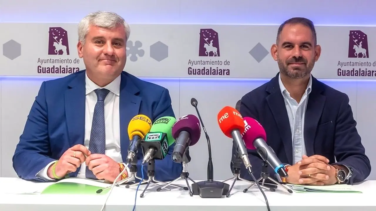 El teniente alcalde y concejal de Hacienda del Ayuntamiento de Guadalajara, Alfonso Esteban, y el concejal de Transporte, Santiago López, durante la rueda de prensa que han ofrecido