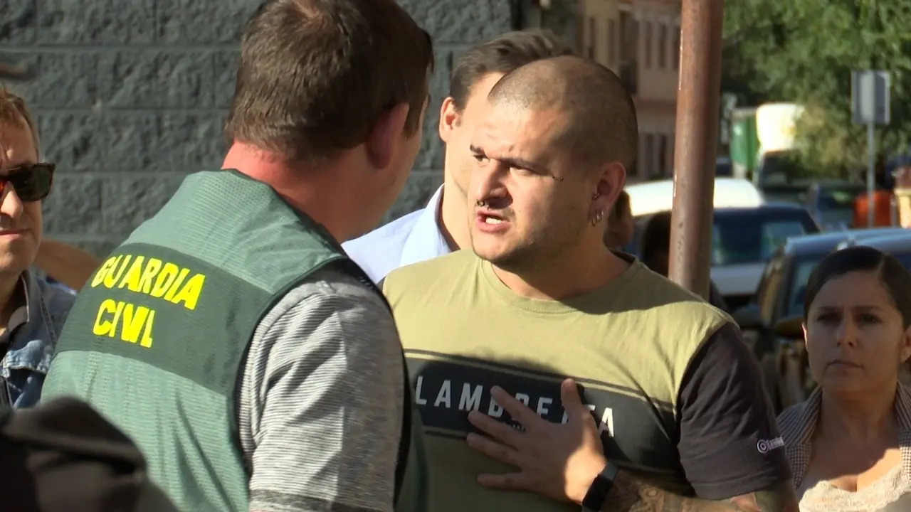 El dueño del cocodrilo 'Charlie', Fran Torres', hablando con los agentes que acudían a su tienda a decomisar el animal - EP