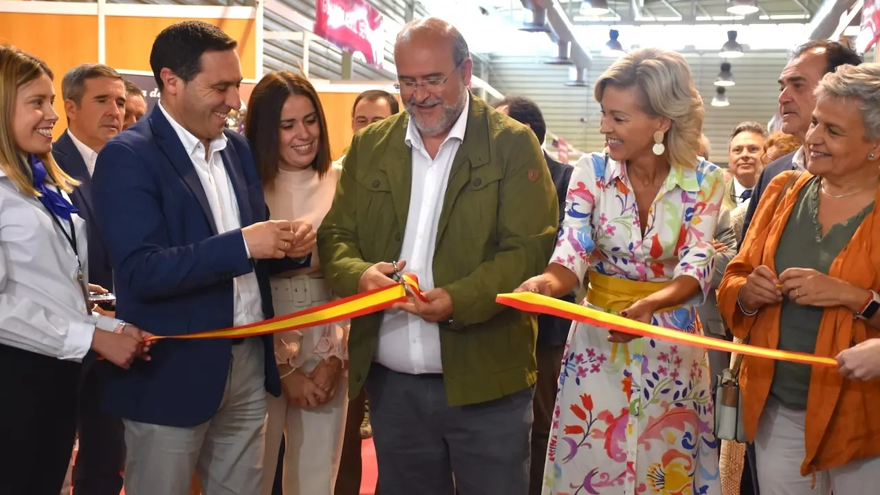 El vicepresidente primero del Gobierno de Castilla-La Mancha, José Luis Martínez Guijarro, ha inaugurado la I Feria de la Caza de Cuenca