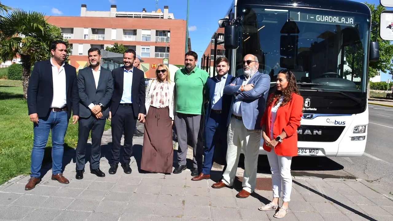 El consejero de Fomento de Castilla-La Mancha, Nacho Hernando, ha presentado la nueva flota de autobuses del Astra de Marchamalo (Guadalajara)