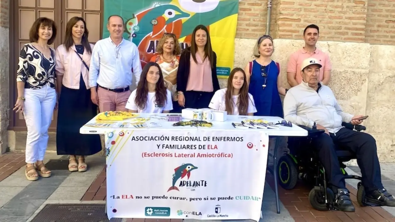 La consejera de Bienestar Social, Bárbara Garcia Torijano, en el Día Mundial de la Lucha contra la Esclerosis Lateral Amiotrófica, durante la visita a la Mesa Informativa instalada por la Asociación ADELANTE CLM en Guadalajara