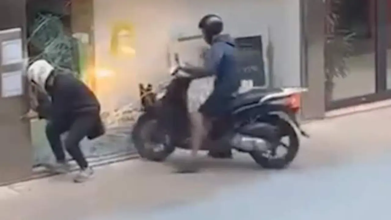 VIDEO. A plena luz del día: estampan una moto contra una farmacia y roban la caja