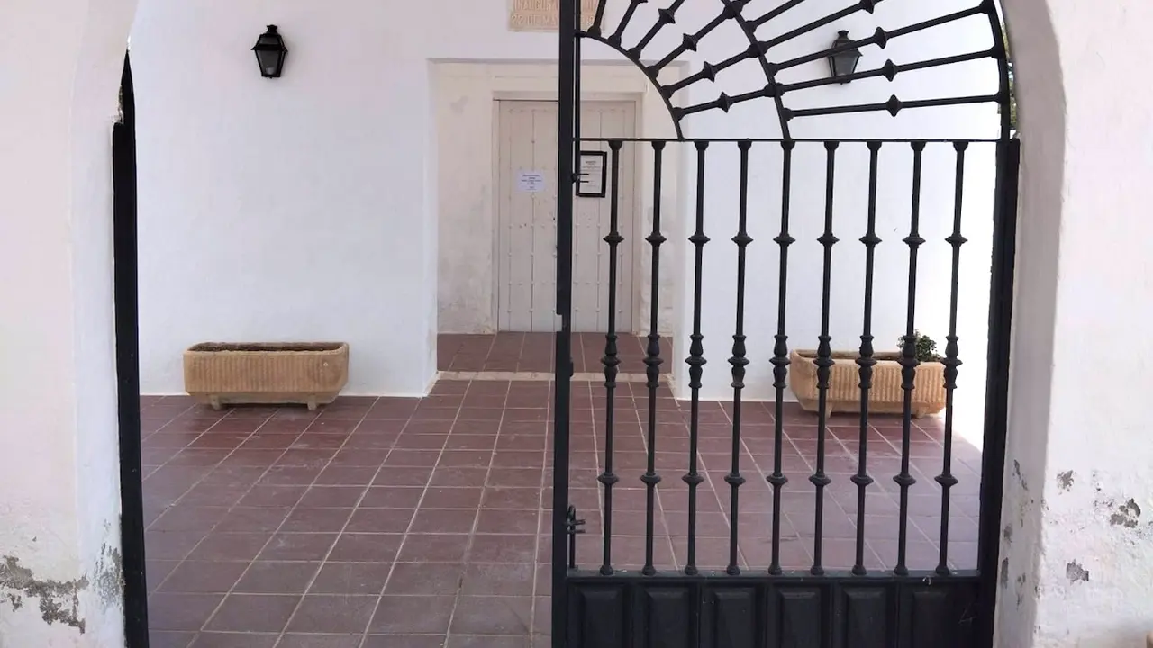 Roban unos 140 crucifijos de bronce del cementerio municipal de La Guardia (Toledo)