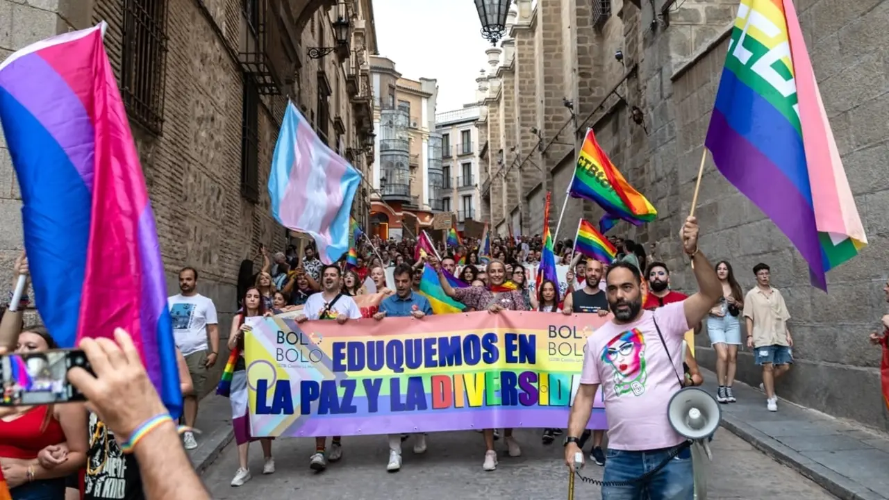 Decenas de personas participan en la manifestación en Toledo por los derechos del colectivo LGTBI, al final de la cual se ha leído un manifiesto - EFE/Ángeles Visdómine