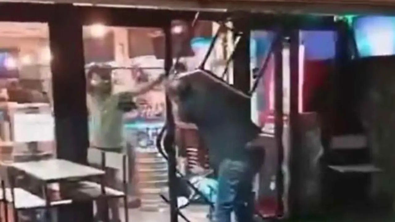 VIDEO. Destroza un bar y ataca a los dueños por no devolverle el dinero de la tragaperras