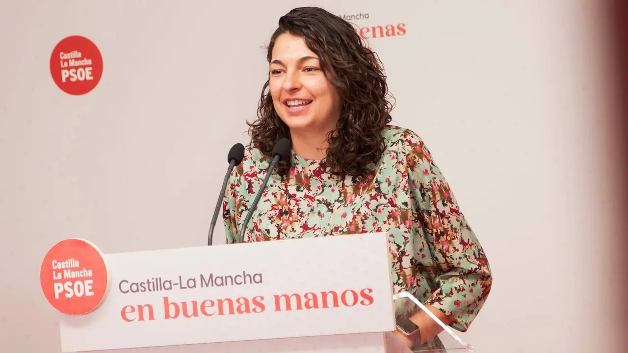 La diputada regional del PSOE, Paloma Jiménez, durante la rueda de prensa que ha ofrecido en la sede de los socialistas en Toledo