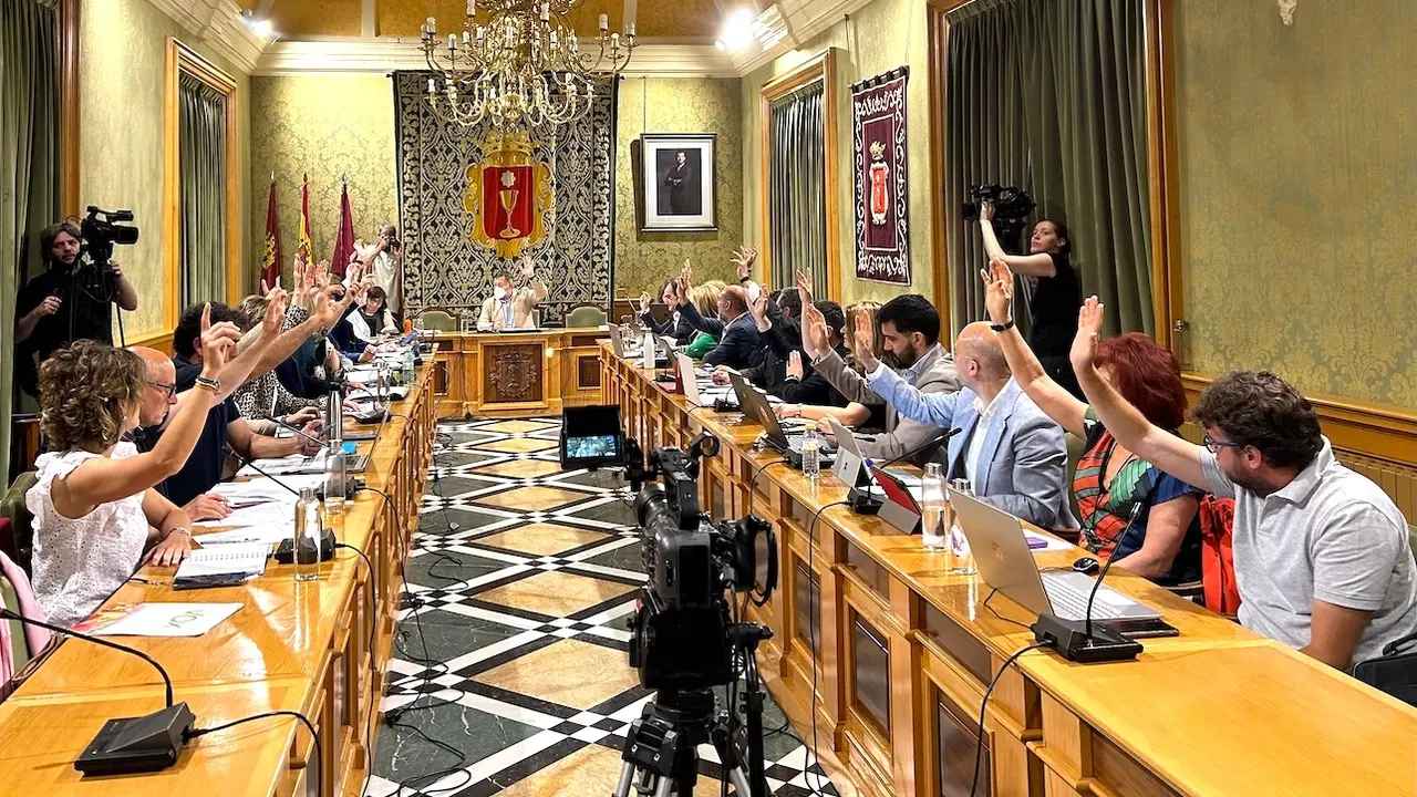 En la imagen un instante del Pleno del Ayuntamiento de Cuenca que ha aprobado por unanimidad el nombramiento de los Hijos Adoptivos