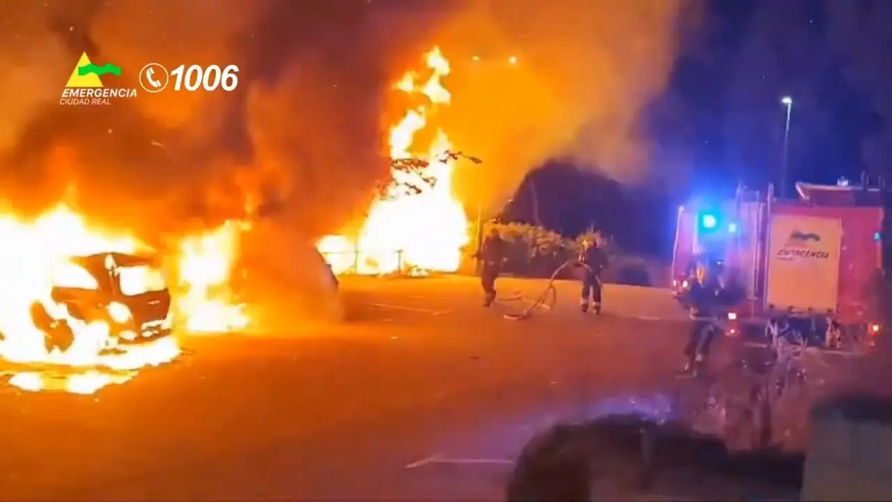 Dos incendios en Puertollano (Ciudad Real) se saldan con tres afectados y 4 coches calcinados