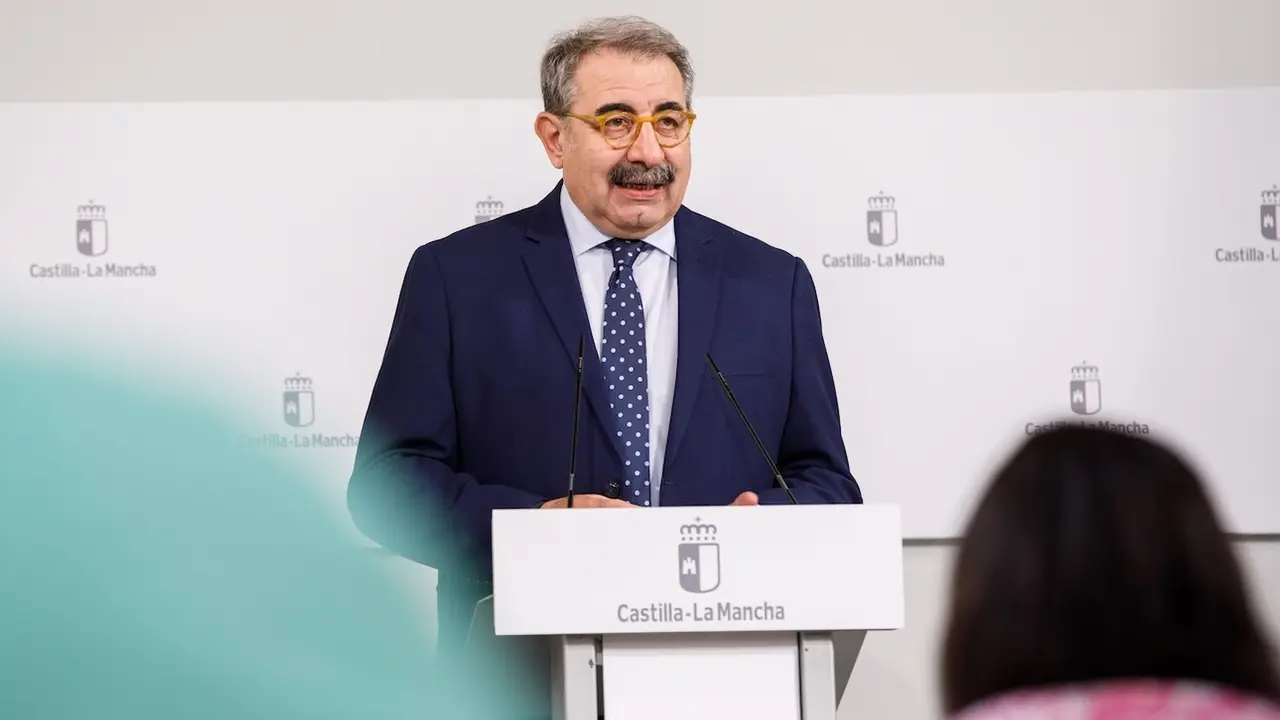 El consejero de Sanidad de Castilla-La Mancha, Jesús Fernández Sanz, ha informado en rueda de prensa de asuntos de su departamento abordados en el Consejo de Gobierno