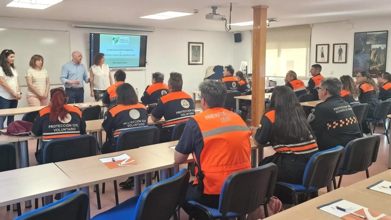 Una treintena de voluntarios de Protección Civil se forman en comunicación positiva