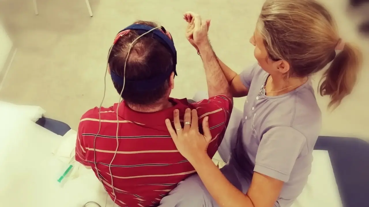 Combinan estimulación cerebral e investigación robótica para la recuperación tras un ictus