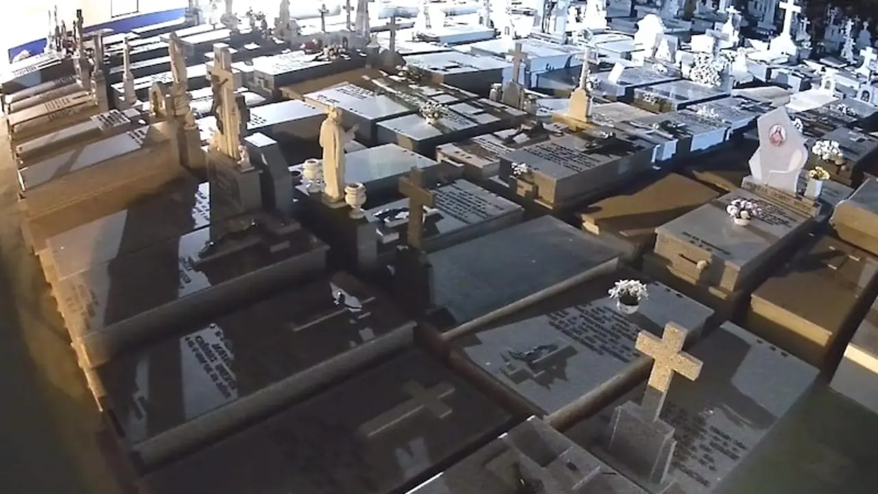 Siguen desvalijando cementerios en la provincia de Toledo: otros 85 crucifijos de bronce en el de Noblejas