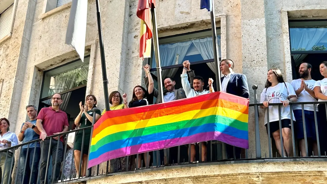 La Subdelegación del Gobierno en Ciudad Real despliega un faldón LGTBI+ en su fachada