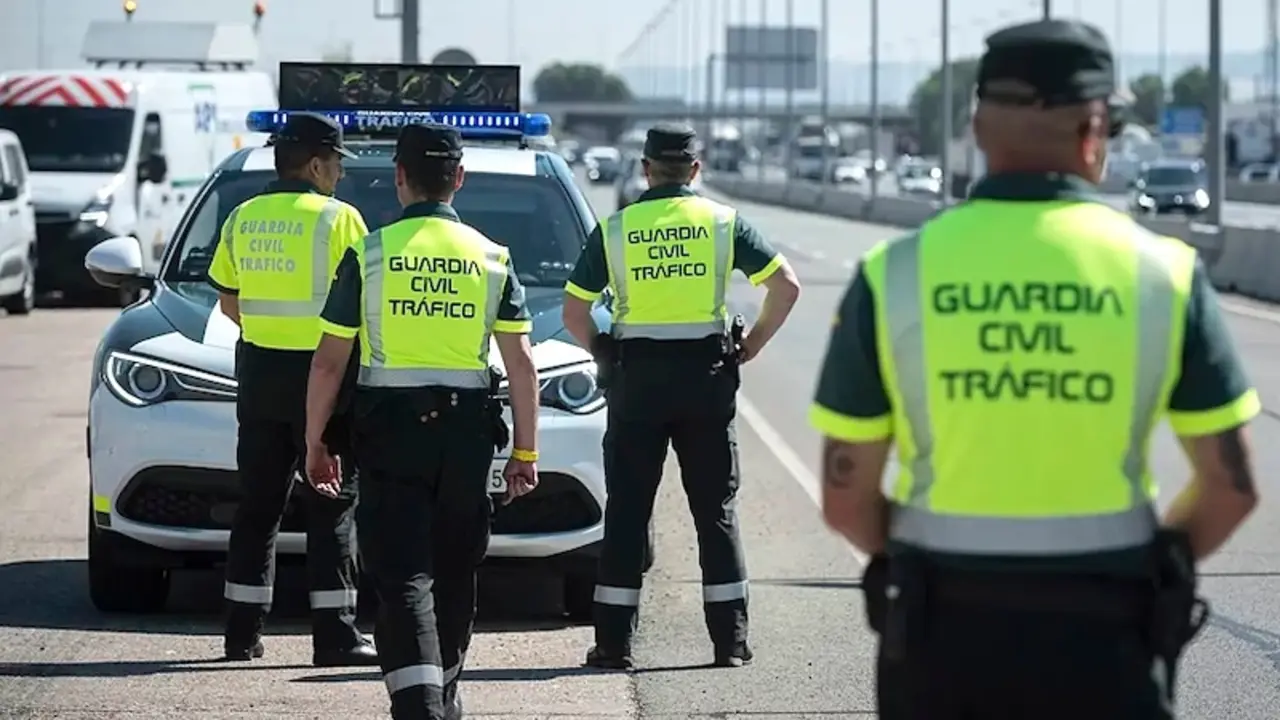 accidente de tráfico, Guardia Civil de tráfico, control, agentes,