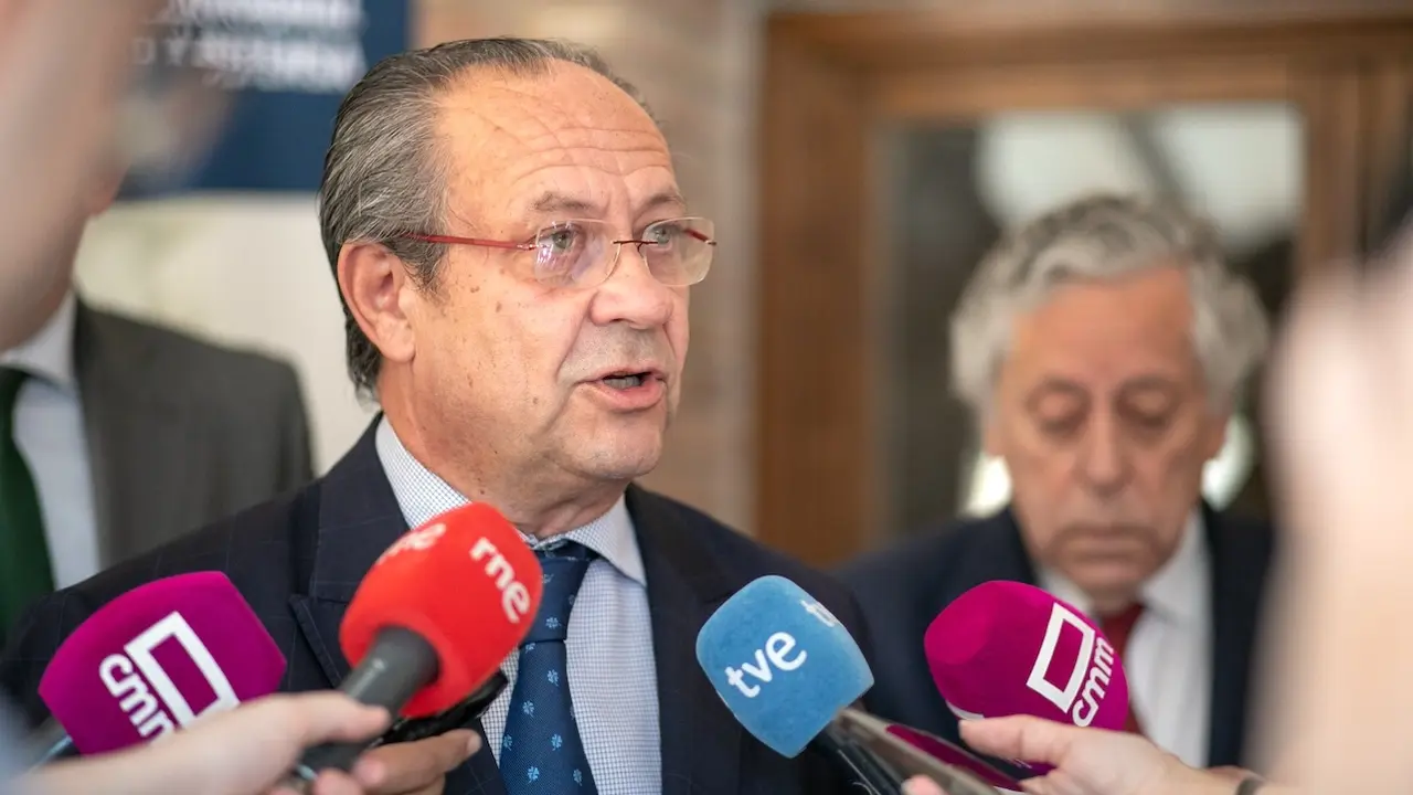 El consejero de Hacienda, Administraciones Públicas y Transformación Digital de Castilla-La Mancha, Juan Alfonso&nbsp;Ruiz&nbsp;Molina, atendiendo a los medios de comunicación en Toledo