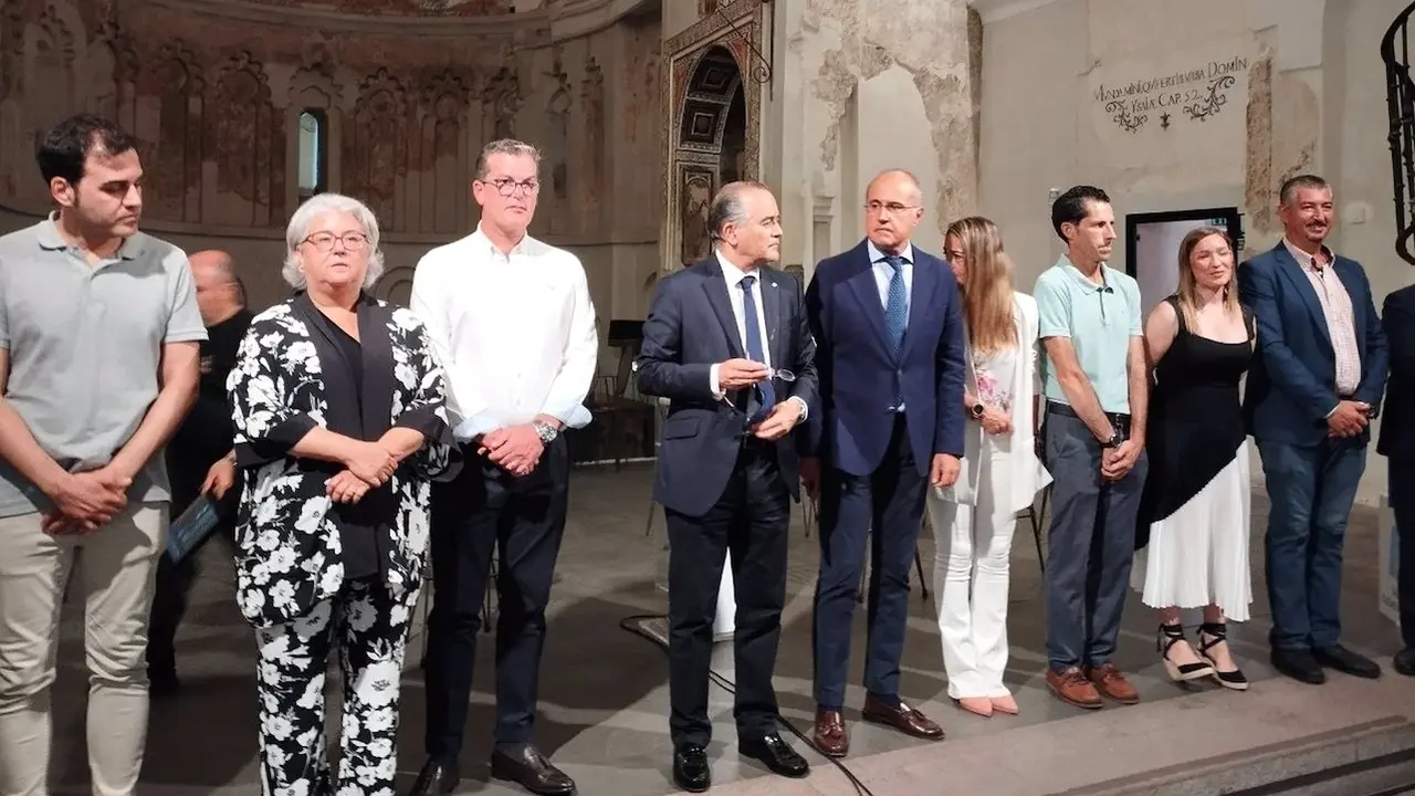 El alcalde de Talavera de la Reina (Toledo), José Julián Gregorio, acompañado de su equipo de gobierno durante el balance que ha realizado del primer año de mandato