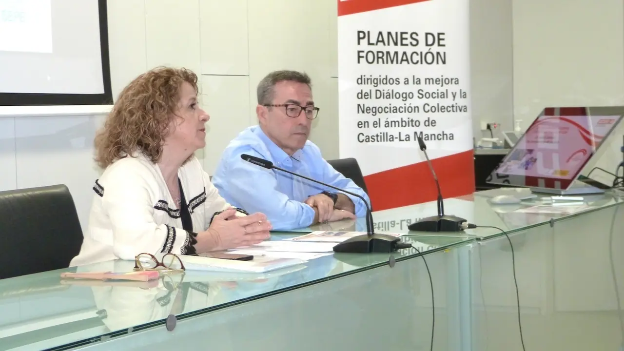 La secretaria de Salud Laboral de CCOO de Castilla-La Mancha, Raquel Payo, y el secretario regional de CCOO, Paco de la Rosa