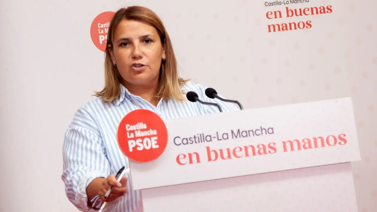 La presidenta de la Ejecutiva provincial del PSOE de Toledo, Tita García Élez, durante la rueda de prensa que ha ofrecido en la sede de los socialistas en Toledo