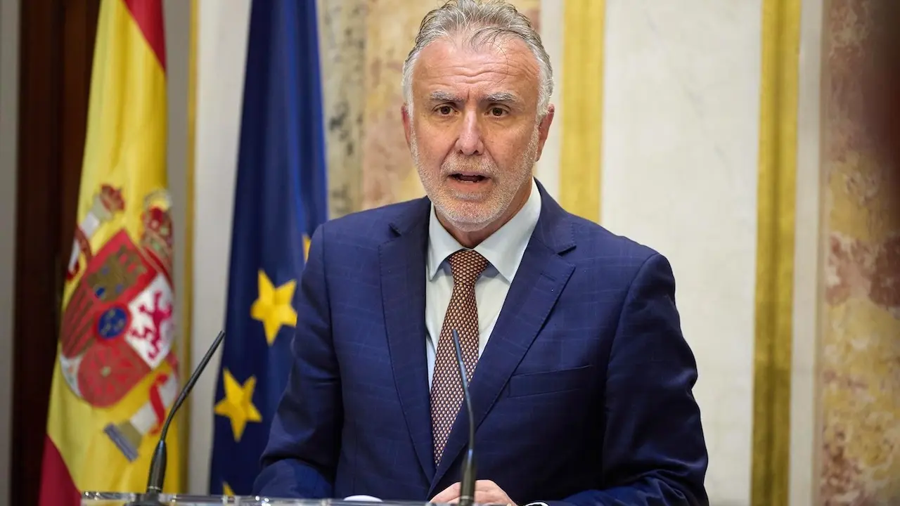 El ministro de Política Territorial y Memoria Democrática, Ángel Víctor Torres, ofrece una rueda de prensa tras una reunión con los portavoces del PP, PSOE y Vox del Parlamento de Canarias en el Congreso - EP/Jesús Hellín