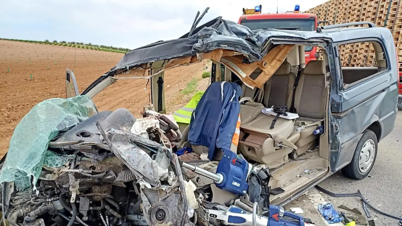 Un muerto y dos heridos tras colisionar un camión y una furgoneta en la CM-420