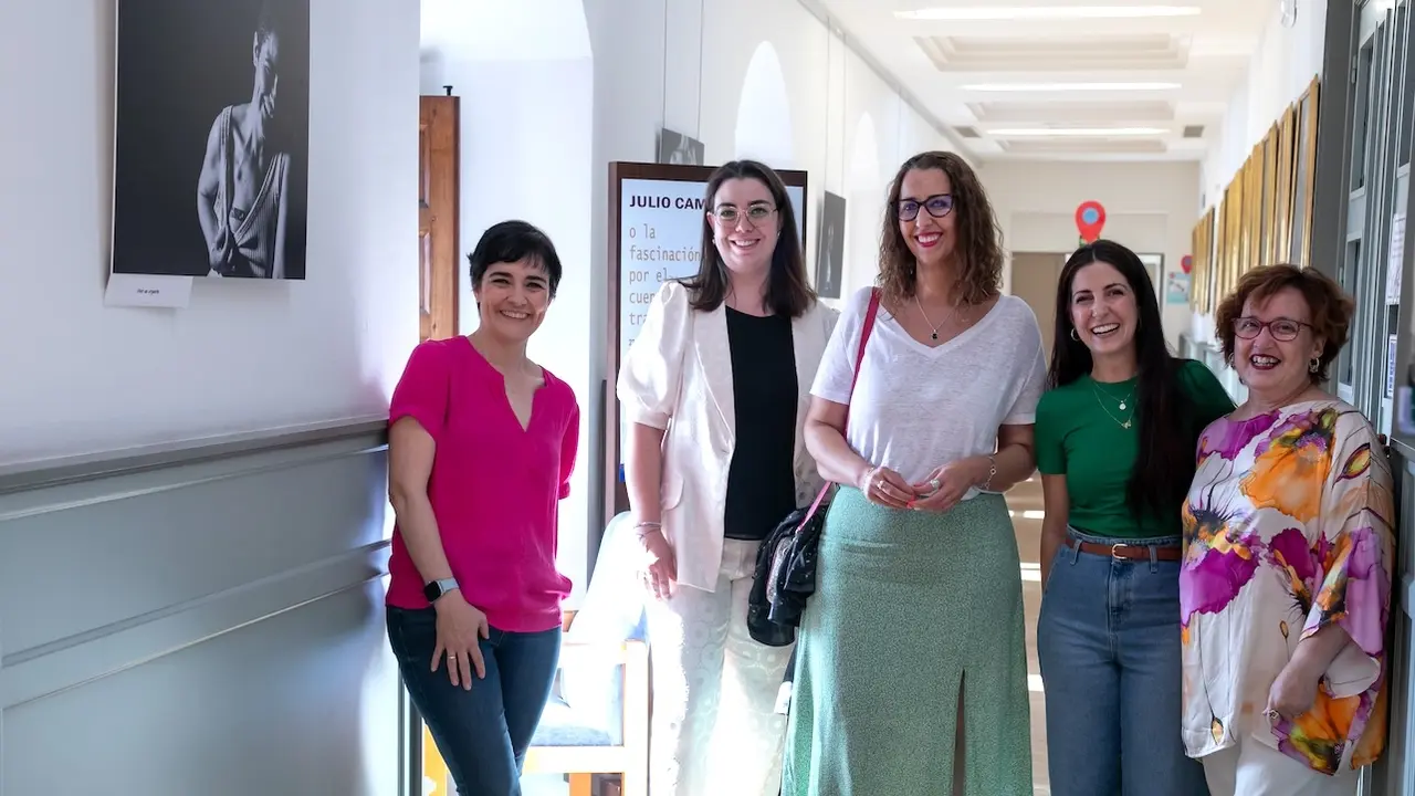 La consejera de Igualdad de C, Sara Simón, ha visitado, en la biblioteca regional, la exposición “Naççer” de la Asociación Apacama, la primera Asociación de Prevención y Atención para mujeres y hombres afectados de cáncer de mama en la provincia de Toledo