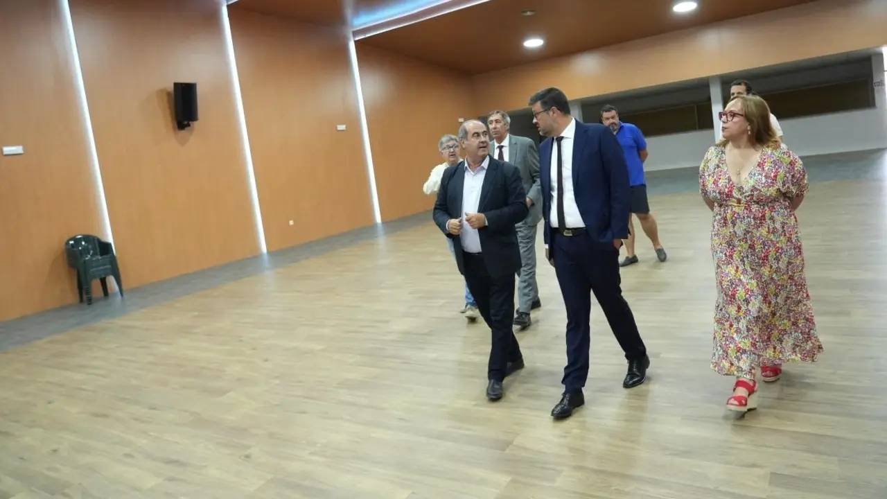 El consejero de Educación, Cultura y Deportes, Amador Pastor, en una visita que ha realizado al Auditorio de Ballesteros de Calatrava (Ciudad Real)