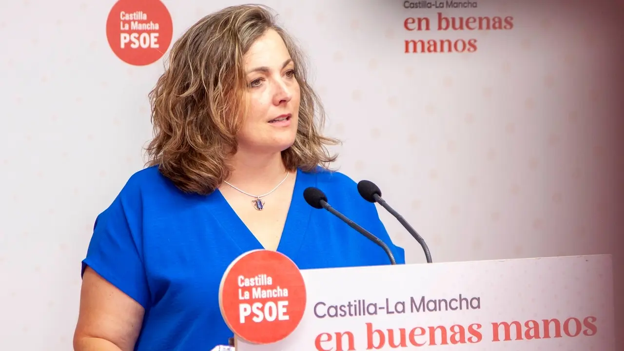La portavoz de Igualdad del PSOE en las Cortes de Castilla-La Mancha, Rosario García Saco, durante la rueda de prensa que ha ofrecido en la sede de los socialistas en Toledo