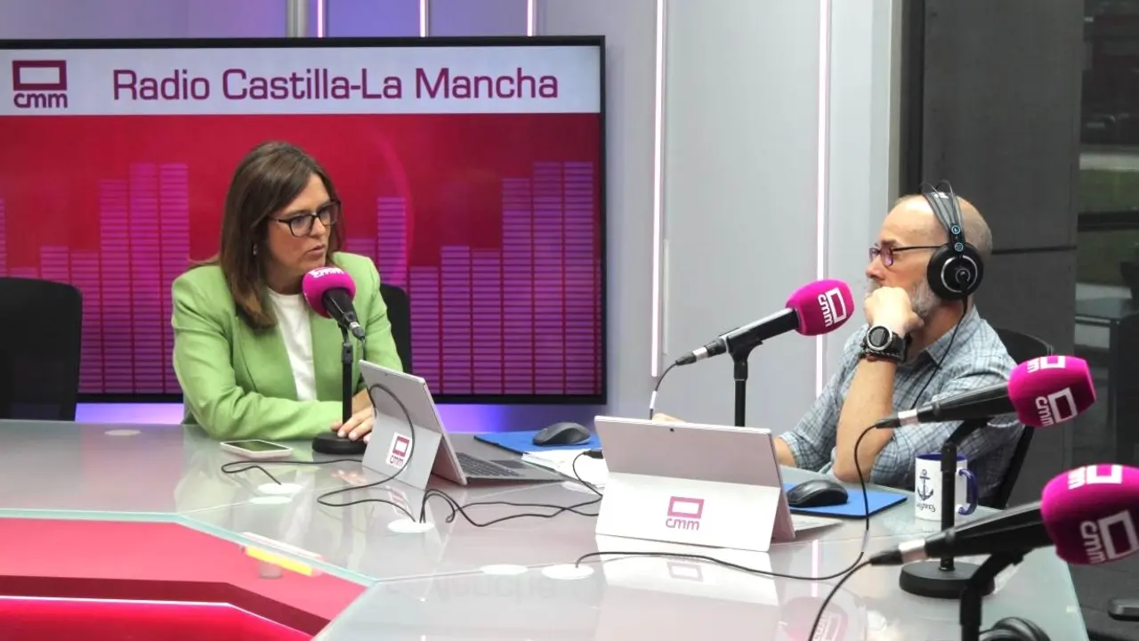 La consejera Portavoz del Gobierno de Castilla-La Mancha, Esther Padilla, durante la entrevista en la radio pública regional