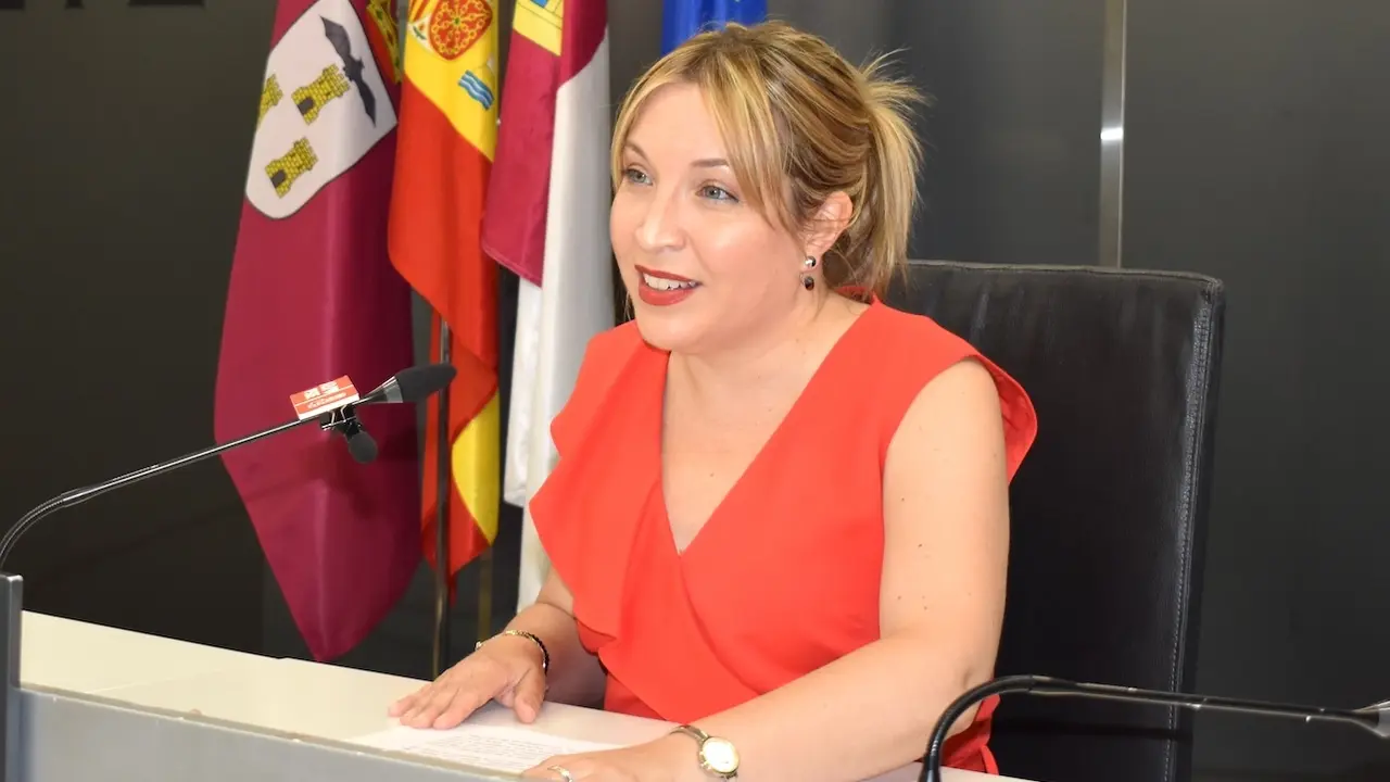 La portavoz del Grupo Municipal Socialista en el Ayuntamiento de Albacete, Amparo Torres, en rueda de prensa en el Consistorio