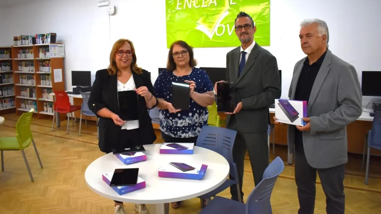 La Junta digitaliza bibliotecas y archivos provinciales con 199 dispositivos electrónicos