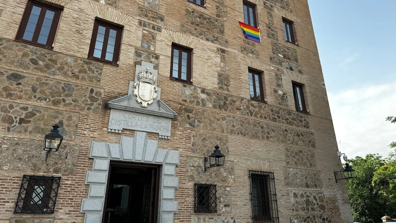 Las Cortes de Castilla-La Mancha cuelgan la bandera LGTBI en su fachada en apoyo al colectivo
