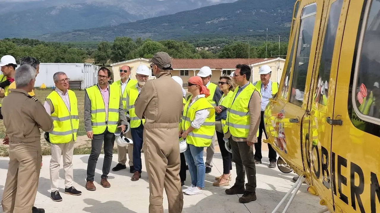 El secretario de Estado de Medio Ambiente, Hugo Morán, durante la visita que ha realizado a la Brigada de Refuerzo de Incendios Forestales (BRIF) de La Iglesuela (Toledo)