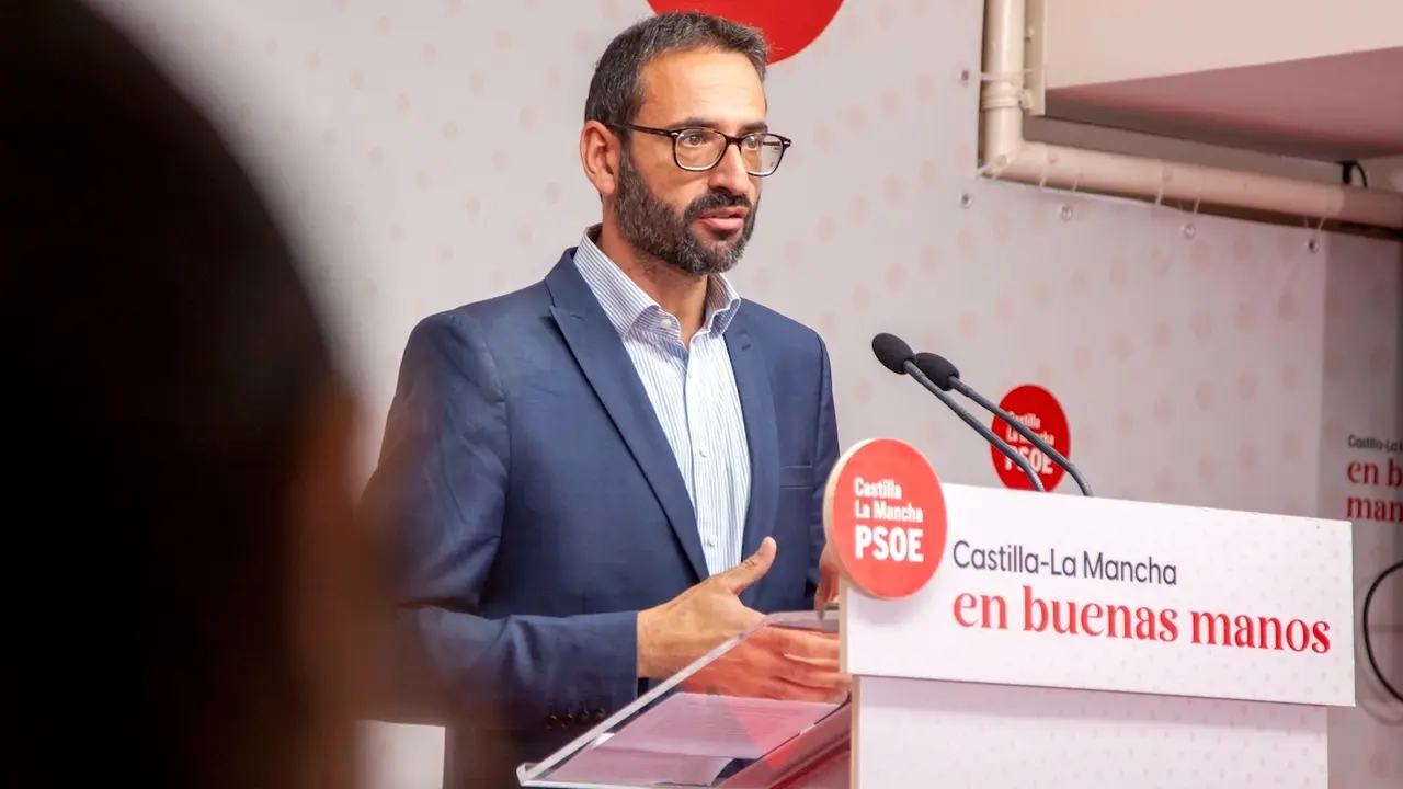 El secretario de Organización del PSOE de Castilla-La Mancha y diputado nacional, Sergio Gutiérrez, durante la rueda de prensa que ha ofrecido en la sede de los socialistas en Toledo