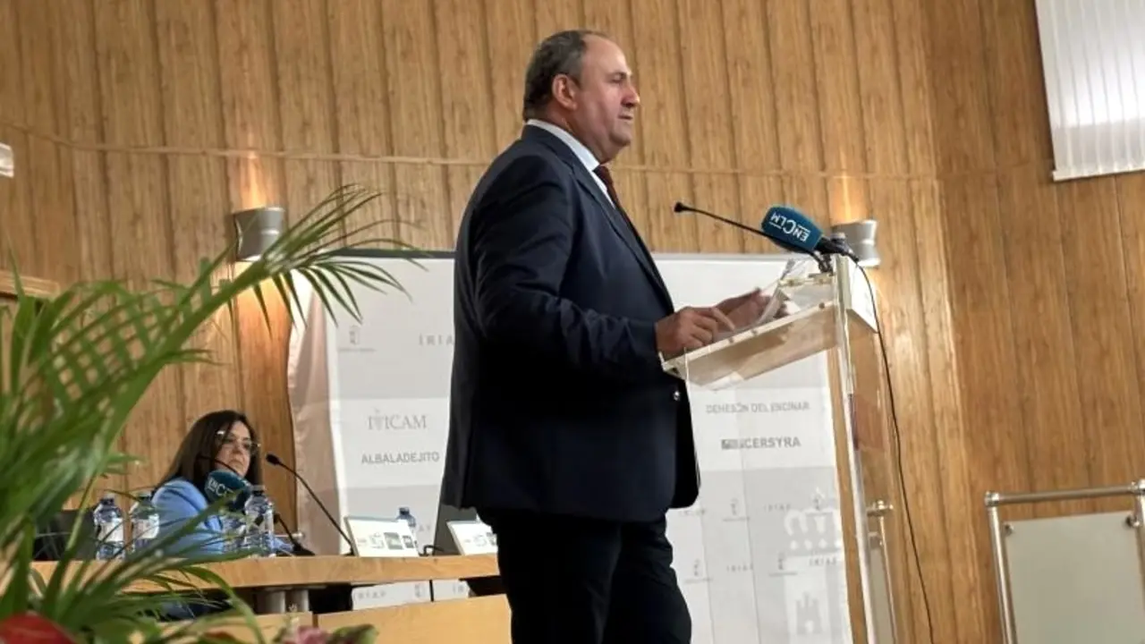 El consejero de Agricultura, Ganadería y Desarrollo Rural de Castilla-La Mancha, Julián Martínez Lizán, durante su intervención