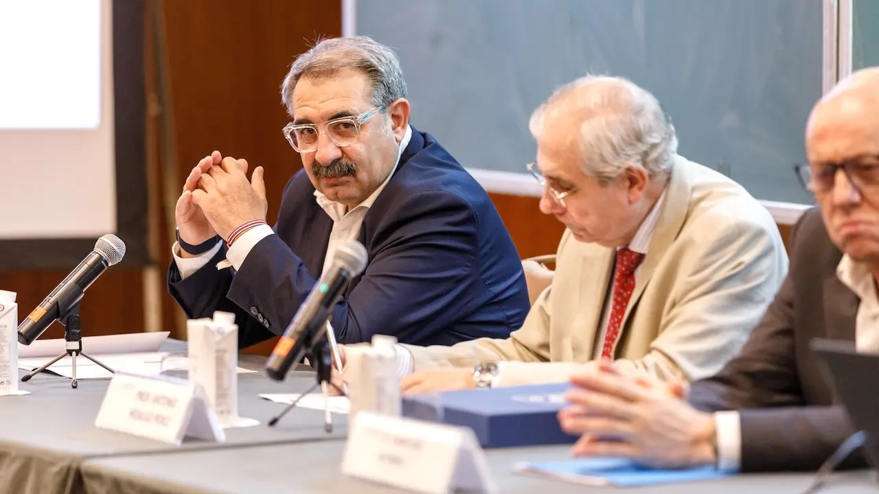 El consejero de Sanidad de Castilla-La Mancha, Jesús Fernández Sanz, ha clausurado la III Edición del Programa de Alta Dirección del Sector Salud, en el hotel Palacio de Buenavista de Toledo