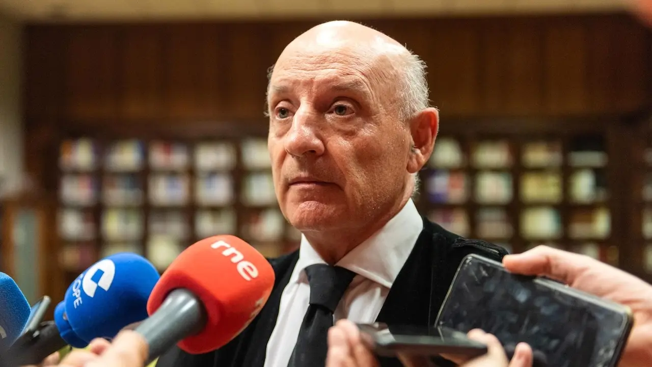 El presidente del Tribunal Superior de Justicia de Castilla-La Mancha (TSJCM), Vicente Rouco, atendiendo a los medios de comunicación este viernes en Albacete - EP/Víctor Fernández