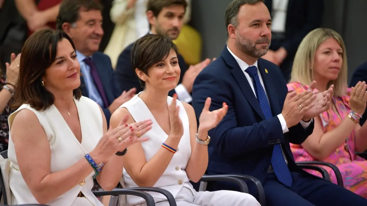 La ministra de Vivienda y Agenda Urbana, Isabel Rodríguez, durante la visita que ha realizado a la empresa Anro de Tomelloso (Ciudad Real)