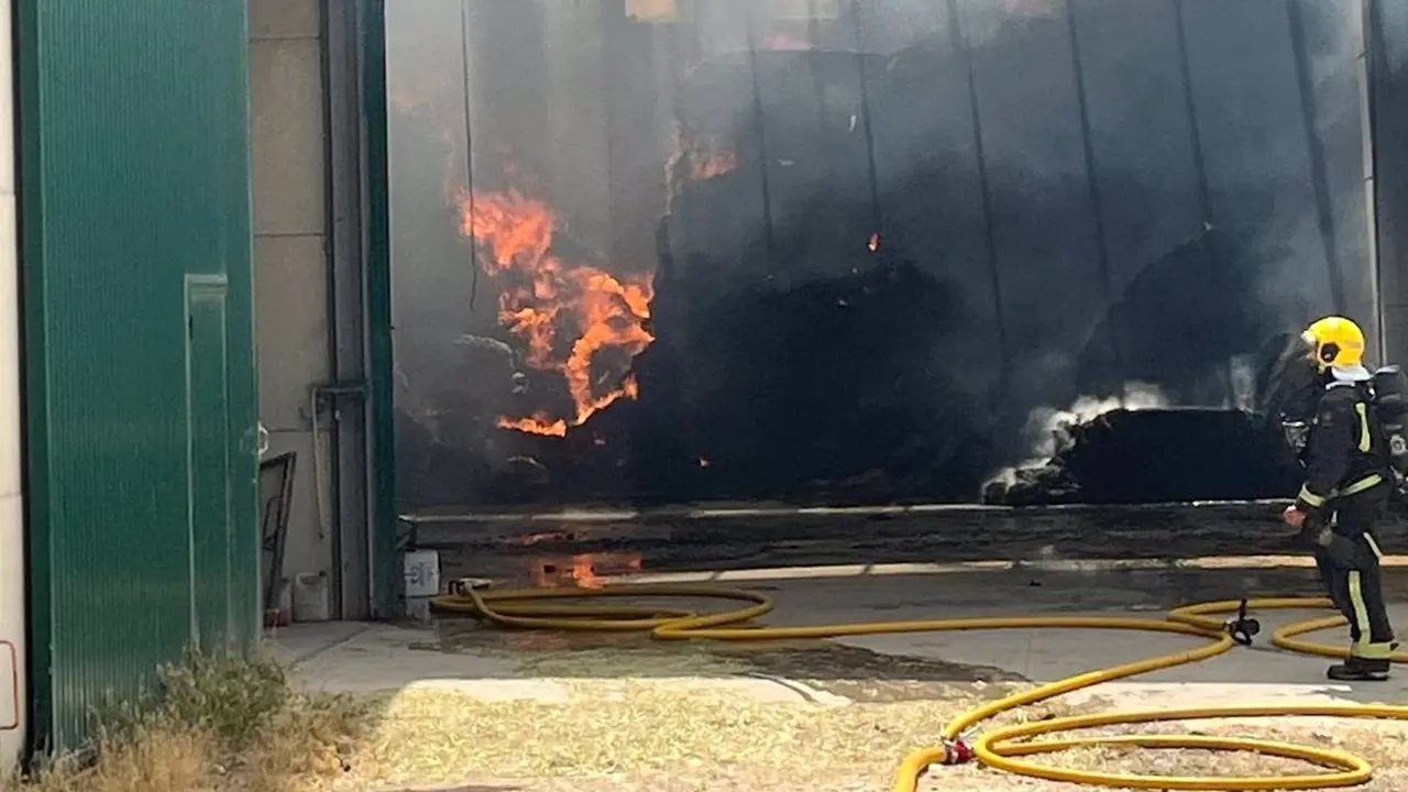 Se declara un incendio en una nave agrícola con pacas de paja en La Frontera
