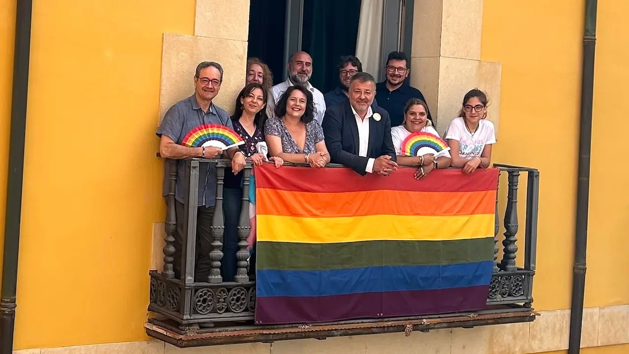 El Ayuntamiento de Cuenca despliega la bandera arcoíris en la Casa Consistorial