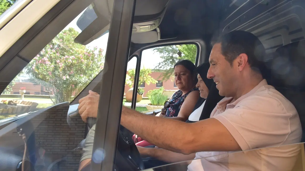La residencia Hogar San José estrena nueva furgoneta frigorífica con ayuda de Diputación