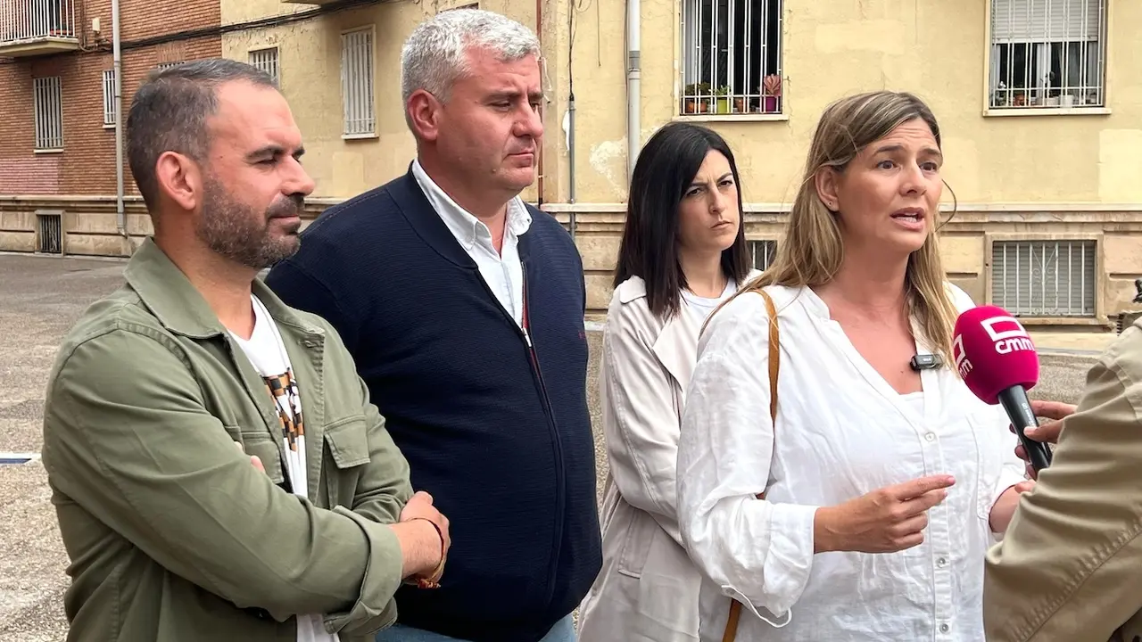 La secretaria general y portavoz parlamentaria del Partido Popular de Castilla-La Mancha, Carolina Agudo, atendiendo a los medios de comunicación este sábado en Guadalajara