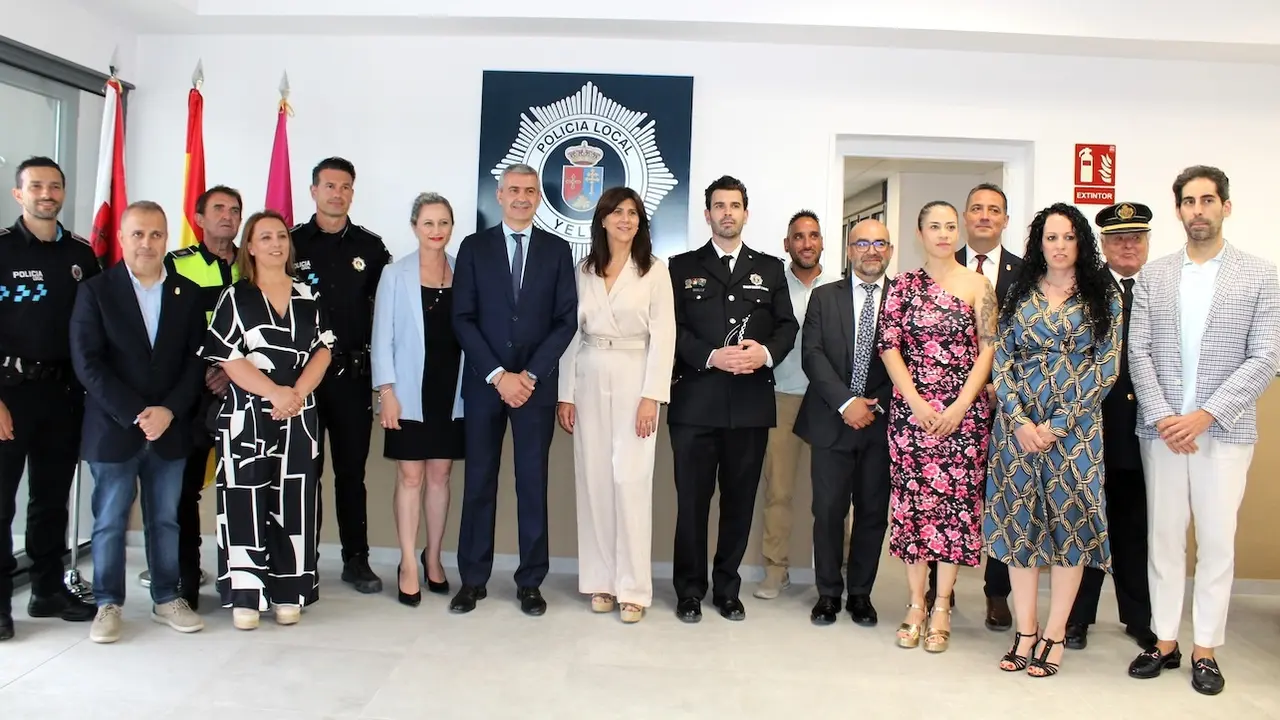El delegado de la Junta en Toledo, Álvaro Gutiérrez, ha inaugurado junto a la alcaldesa de Yeles, María José Ruiz, el edificio que el Ayuntamiento ha construido para albergar a la Policía Local, Protección Civil y el Archivo municipal