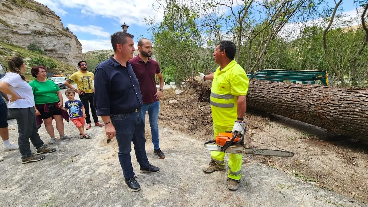El presidente de la Diputación de Albacete, Santiago Cabañero, ha visitado este sábado municipios de la comarca de La Manchuela afectados por las fuertes tormentas que la DANA dejó este viernes en la provincia
