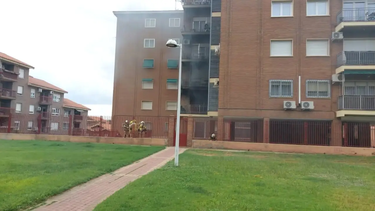 Un incendio originado en un sofá obliga a desalojar a los vecinos de un edificio en Toledo - Fotografía: Juanma Guio