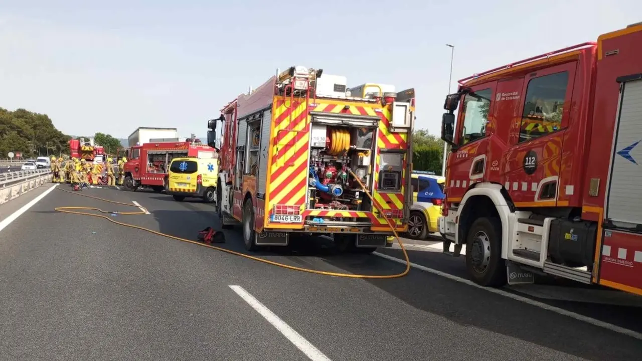 Muere en un accidente de tráfico, en la A-2 el conductor de una grúa al chocar con un camión, choque, colisión