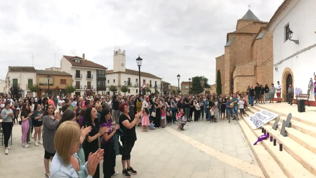 En la imagen un instante de la concentración este sábado en Las Pedroñeras (Cuenca) convocada por el colectivo feminista 'Las Palmiras' para condenar el crimen machista de Ammal y sus dos hijos menores