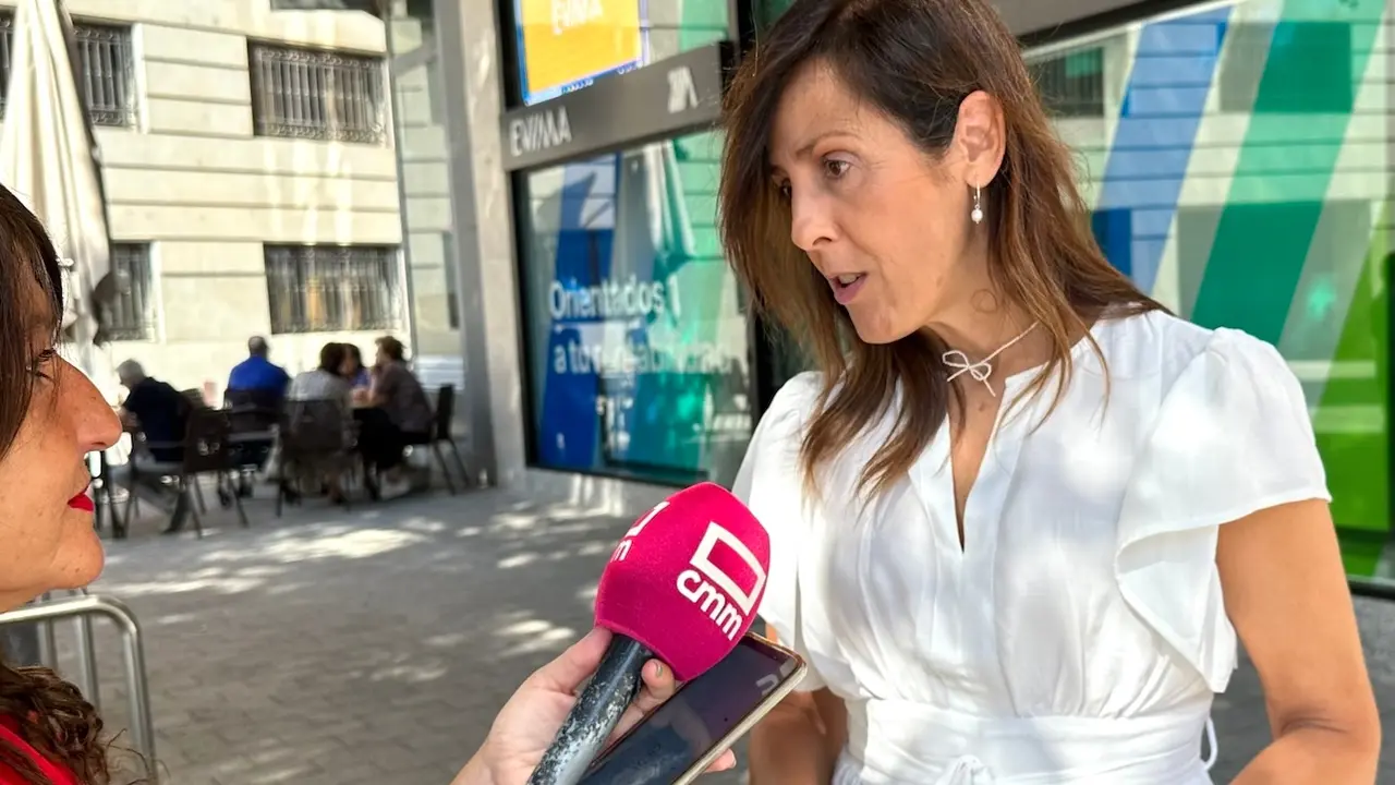 La diputada autonómica del Partido Popular de Castilla-La Mancha, María Gil, atendiendo a los medios este domingo en Albcete