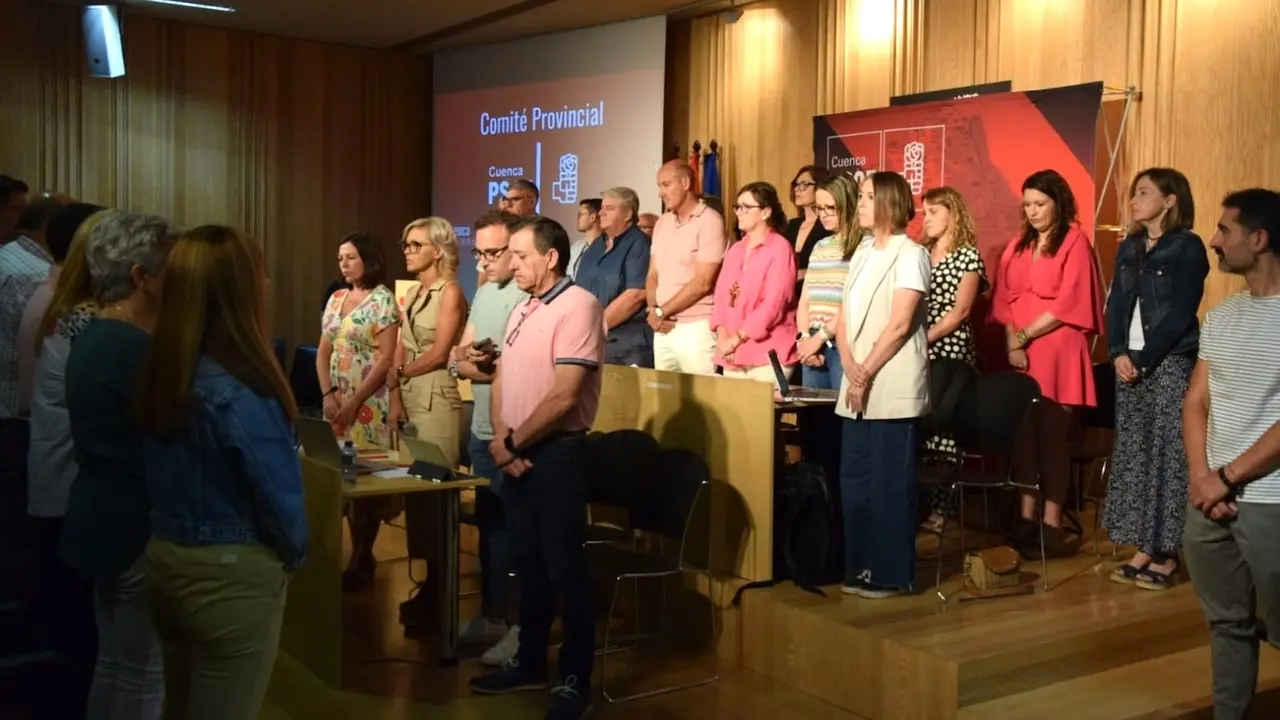 Minuto de silencio este domingo en el Comité Provincial de PSOE de Cuenca por las tres últimas víctimas de la violencia machista de este sábado en Las Pedroñeras
