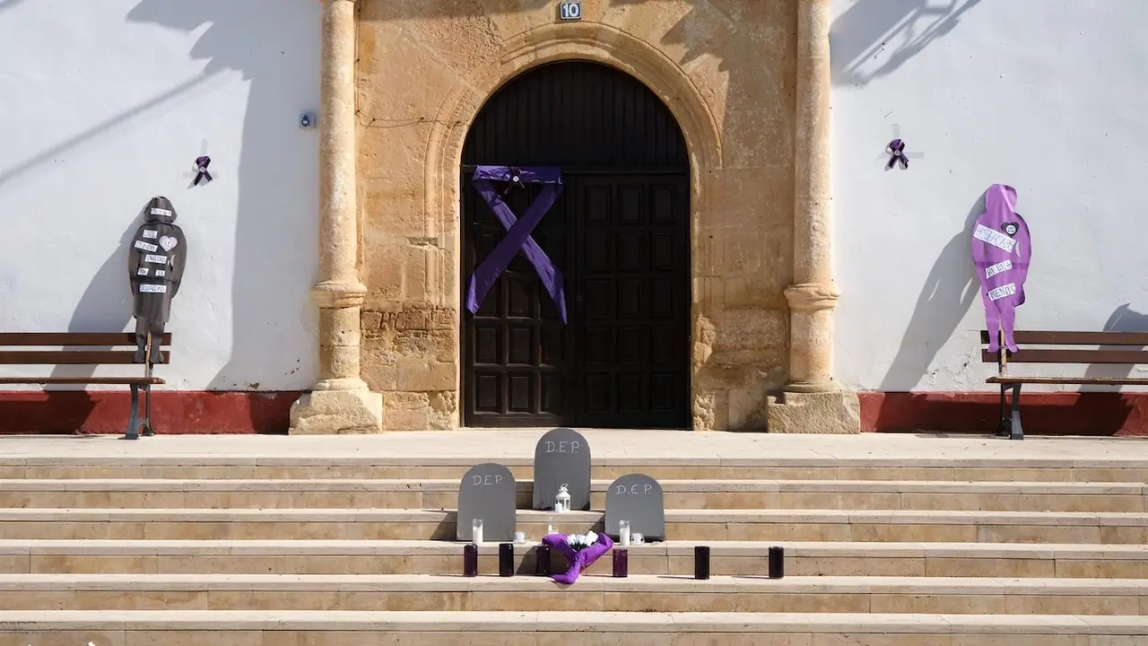 Homenaje a las tres últimas víctimas de la violencia machista, una madre y sus dos hijos menores, en la Plaza de Las Pedroñeras (Cuenca) - EP/Reinaldo Sotolongo, violencia de género, violencia machista