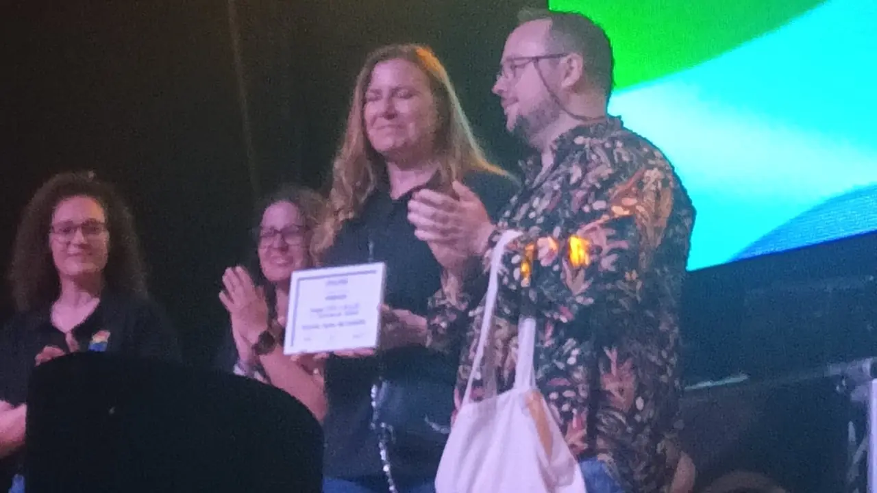 LGTBtorrijos entrega el premio al mejor Orgullo de la Comarca 2024 a Cebolla